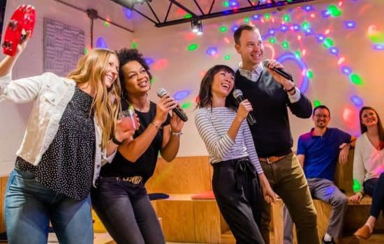 Karaoke em qualquer lugar: seu celular!