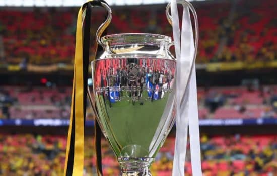 UEFA: emoção do futebol na palma